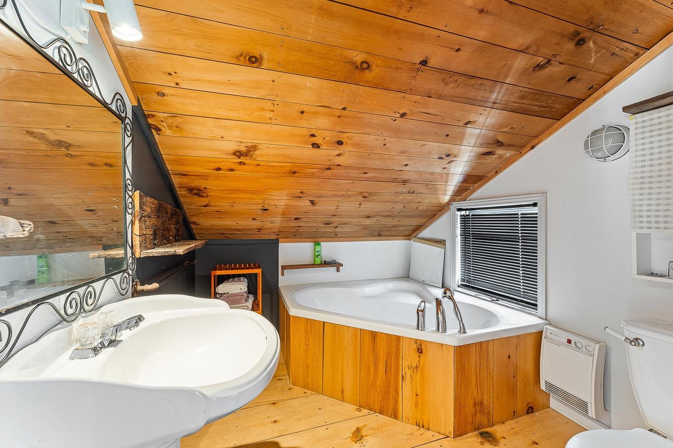 Loft - 257 Ch. De Bondville, Lac-Brome, QC - Indoor Photo Showing Bathroom