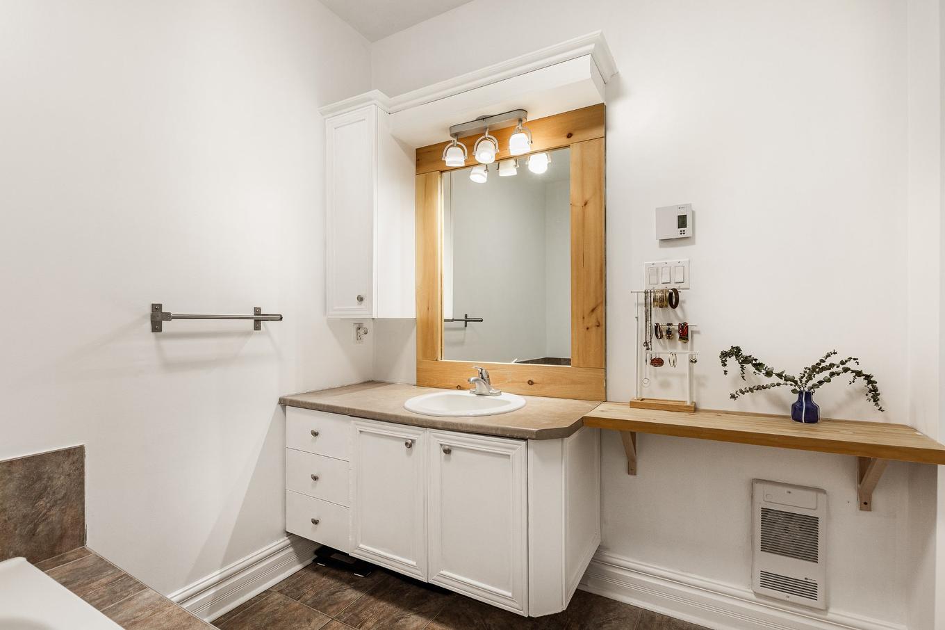 Salle de bains - D-10236 Rue Lajeunesse, Montréal (Ahuntsic-Cartierville), QC - Indoor Photo Showing Bathroom