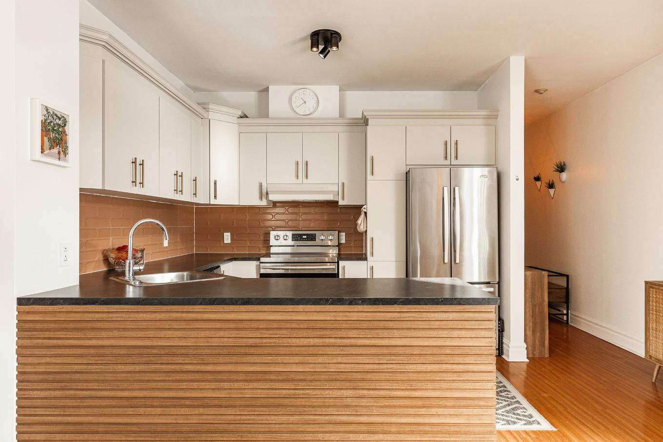Cuisine - D-10236 Rue Lajeunesse, Montréal (Ahuntsic-Cartierville), QC - Indoor Photo Showing Kitchen With Double Sink