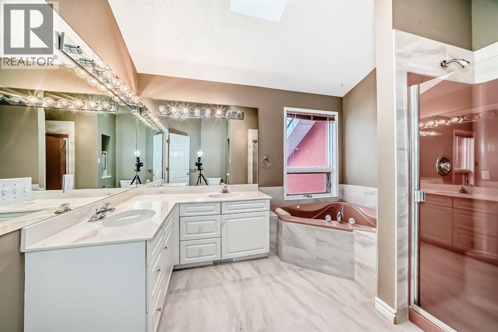 8373 Edgevalley Drive Nw, Calgary, AB - Indoor Photo Showing Bathroom
