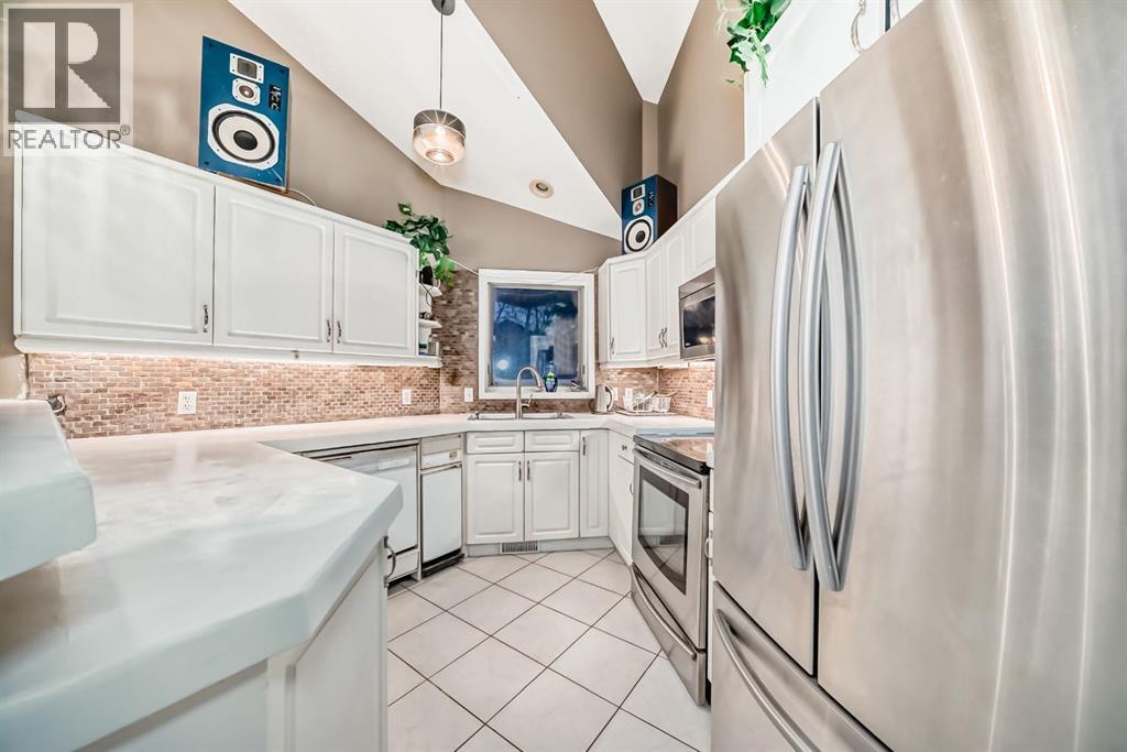 8373 Edgevalley Drive Nw, Calgary, AB - Indoor Photo Showing Kitchen With Upgraded Kitchen