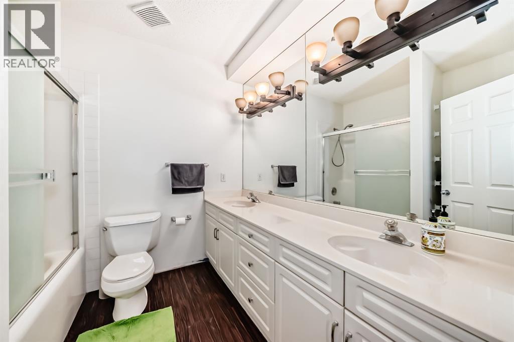 8373 Edgevalley Drive Nw, Calgary, AB - Indoor Photo Showing Bathroom