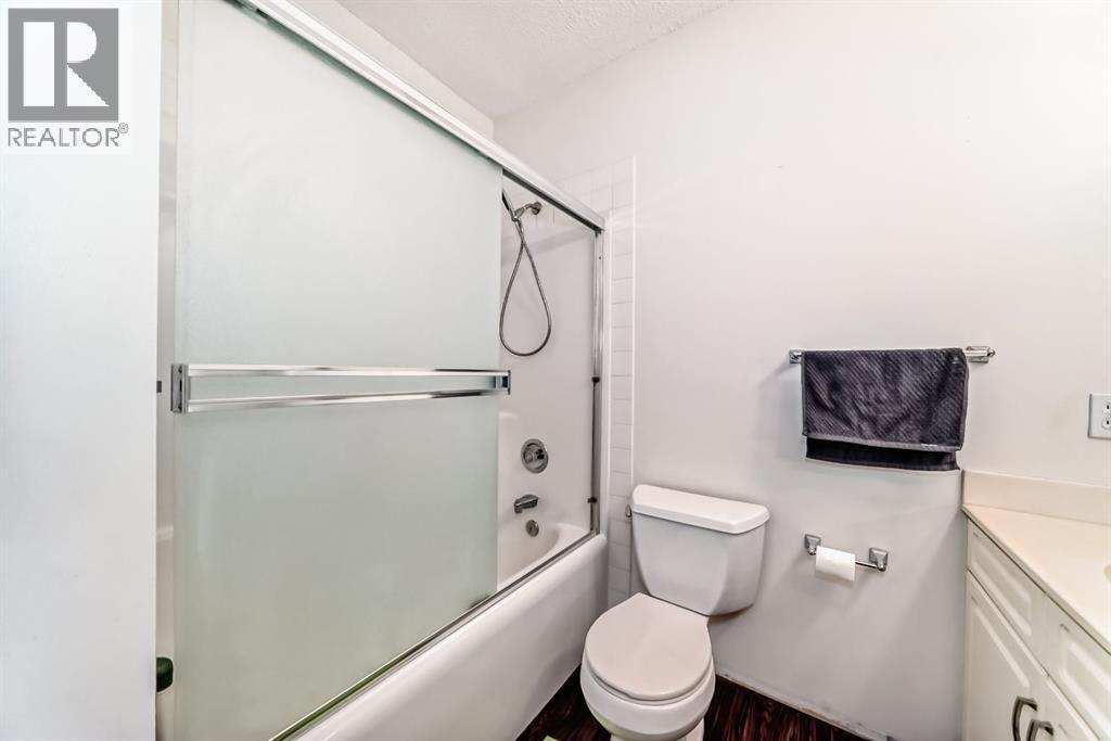 8373 Edgevalley Drive Nw, Calgary, AB - Indoor Photo Showing Bathroom