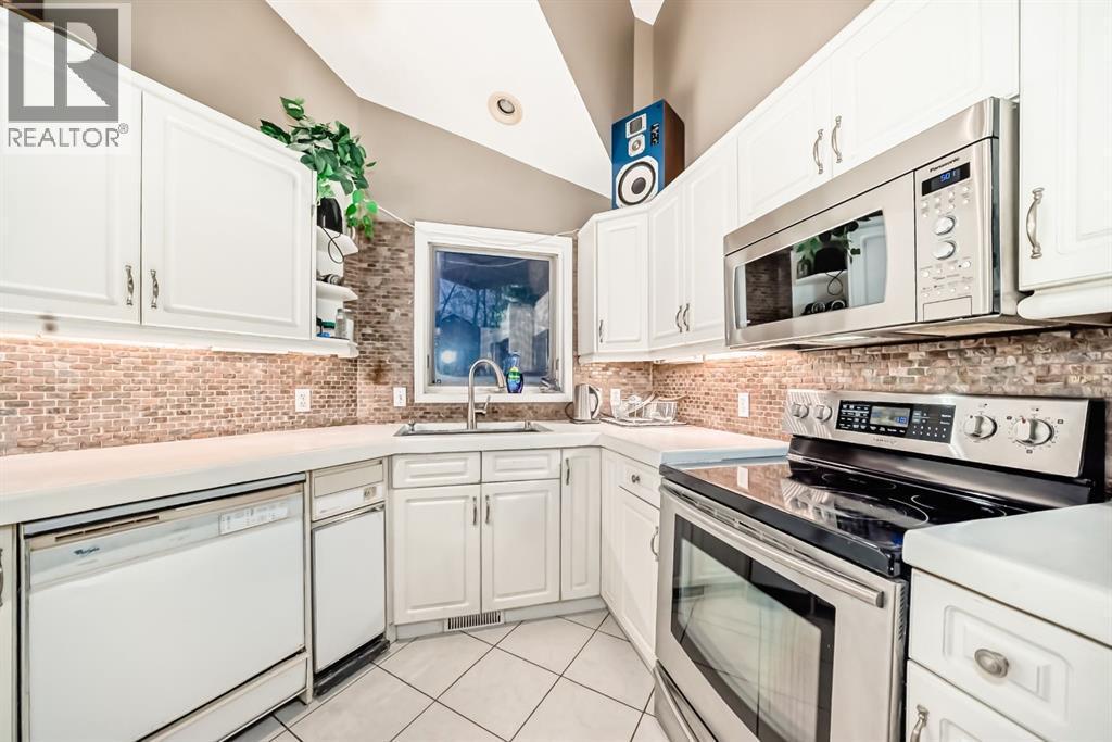 8373 Edgevalley Drive Nw, Calgary, AB - Indoor Photo Showing Kitchen