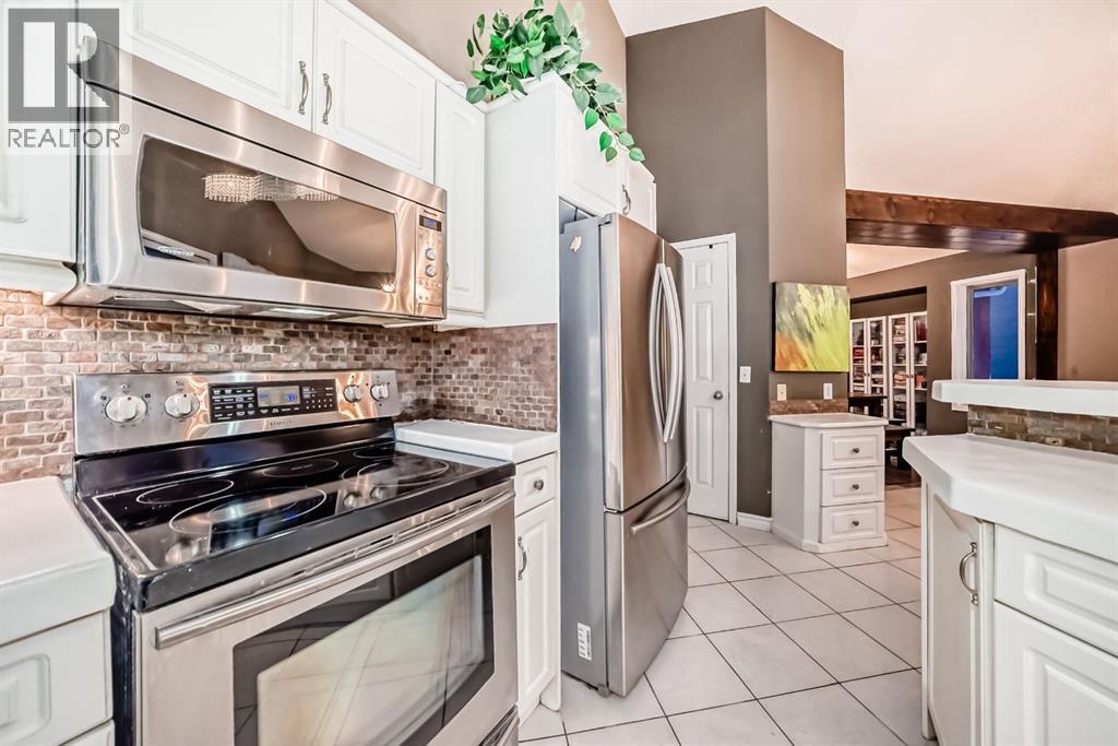 8373 Edgevalley Drive Nw, Calgary, AB - Indoor Photo Showing Kitchen