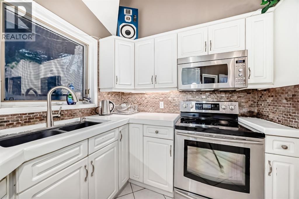 8373 Edgevalley Drive Nw, Calgary, AB - Indoor Photo Showing Kitchen With Double Sink With Upgraded Kitchen