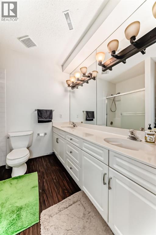 8373 Edgevalley Drive Nw, Calgary, AB - Indoor Photo Showing Bathroom
