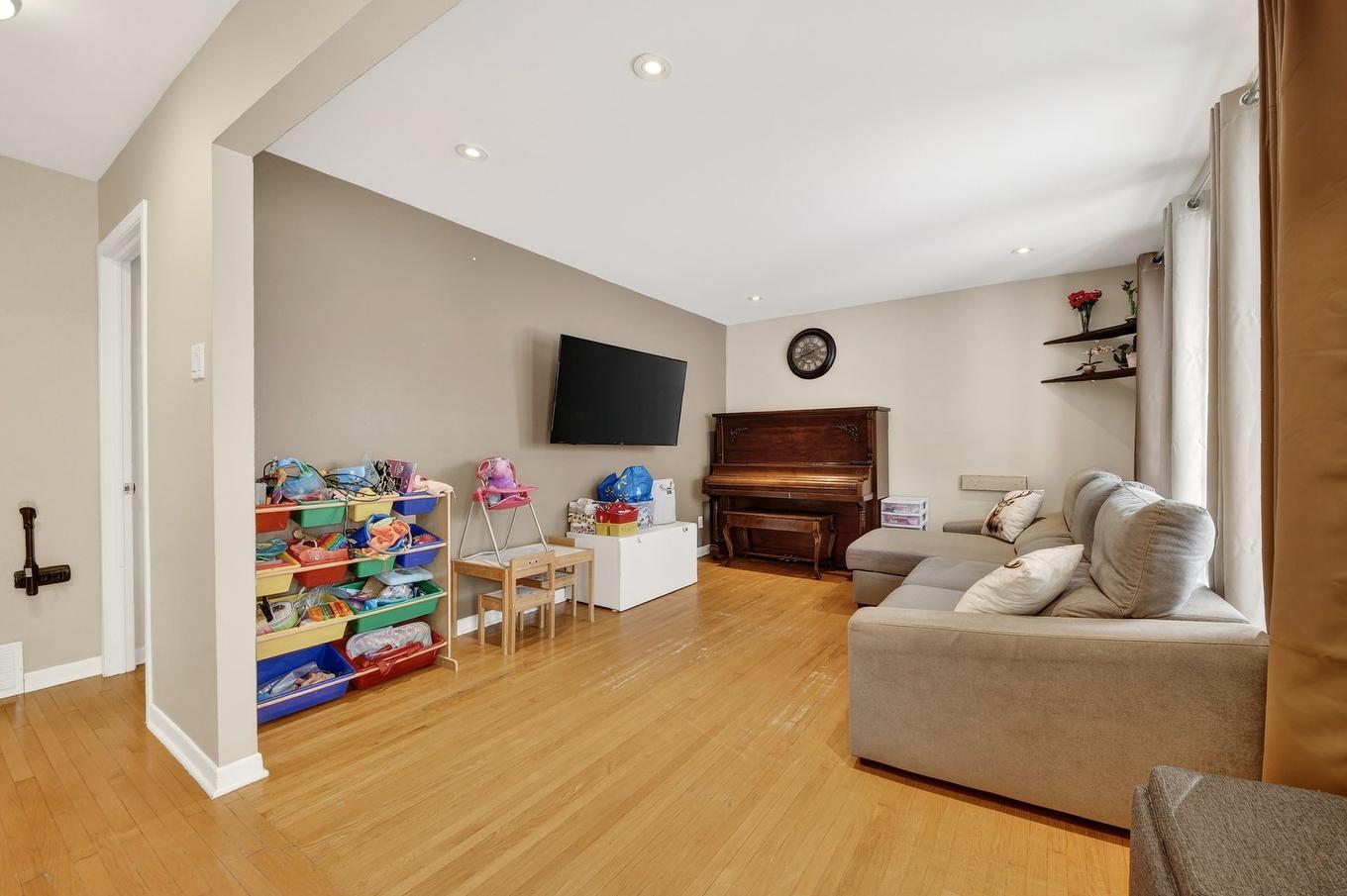 Salon - 1356 Rue Adélard, Blainville, QC - Indoor