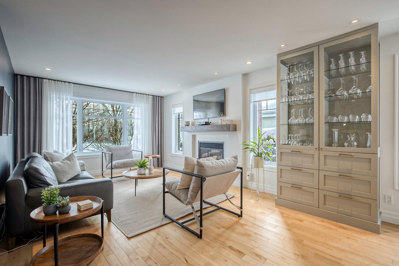 Salon - 2470 Rue Patenaude, Longueuil (Saint-Hubert), QC - Indoor Photo Showing Living Room With Fireplace