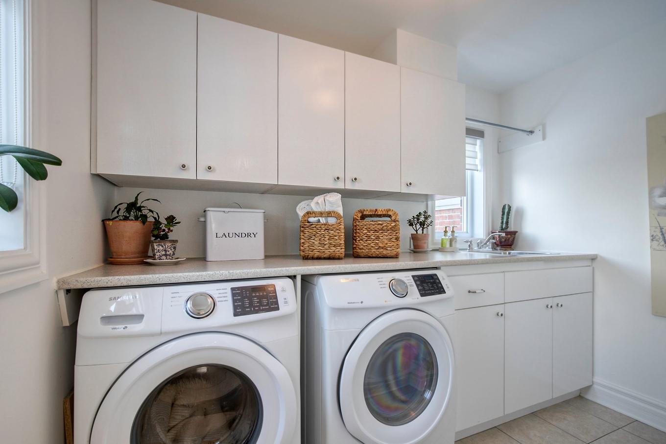 Salle de lavage - 2470 Rue Patenaude, Longueuil (Saint-Hubert), QC - Indoor Photo Showing Laundry Room