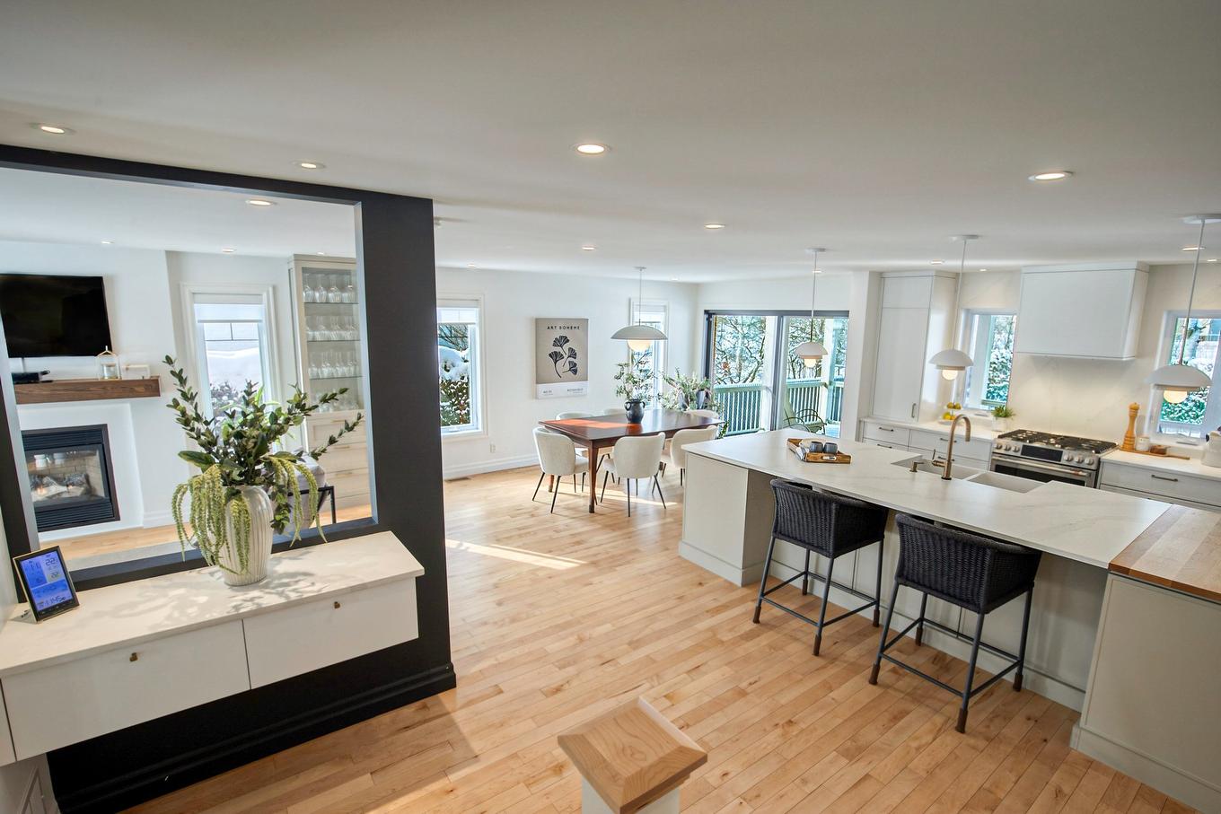 Vue d'ensemble - 2470 Rue Patenaude, Longueuil (Saint-Hubert), QC - Indoor With Fireplace