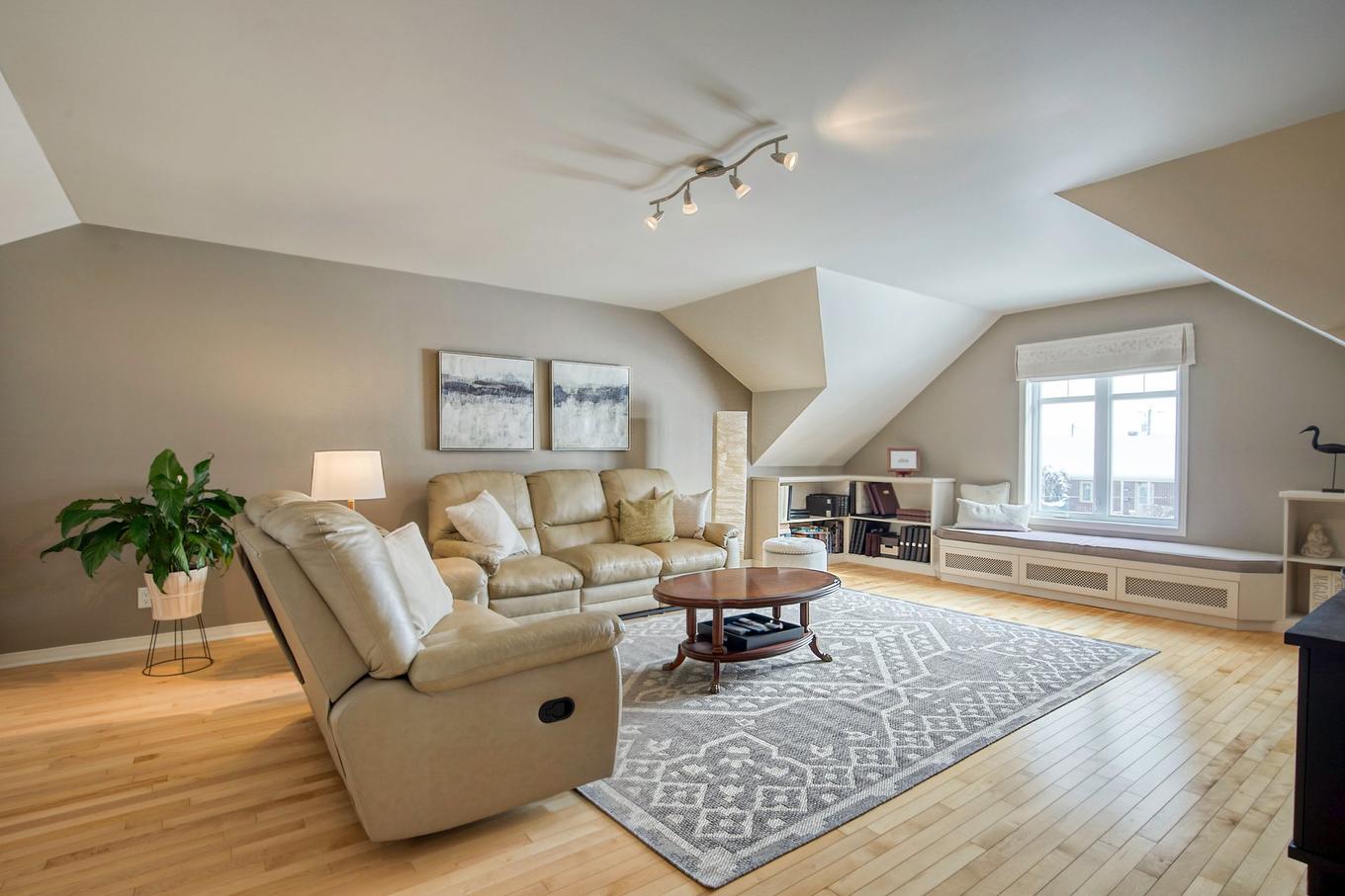 Salle familiale - 2470 Rue Patenaude, Longueuil (Saint-Hubert), QC - Indoor