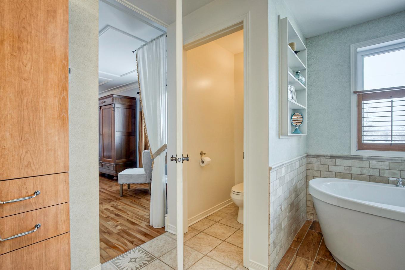 Salle de bains attenante à la CCP - 2470 Rue Patenaude, Longueuil (Saint-Hubert), QC - Indoor Photo Showing Bathroom