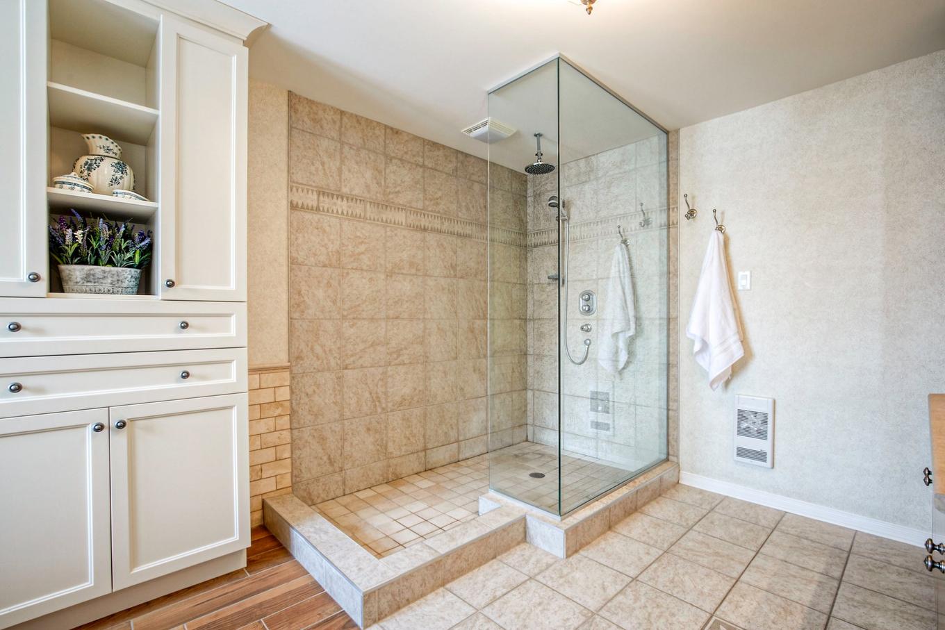 Salle de bains attenante à la CCP - 2470 Rue Patenaude, Longueuil (Saint-Hubert), QC - Indoor Photo Showing Bathroom