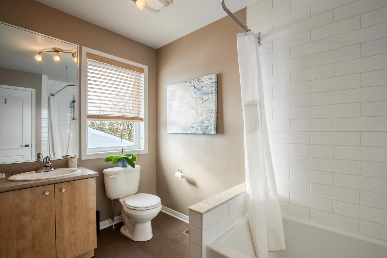 Salle de bains - 2470 Rue Patenaude, Longueuil (Saint-Hubert), QC - Indoor Photo Showing Bathroom