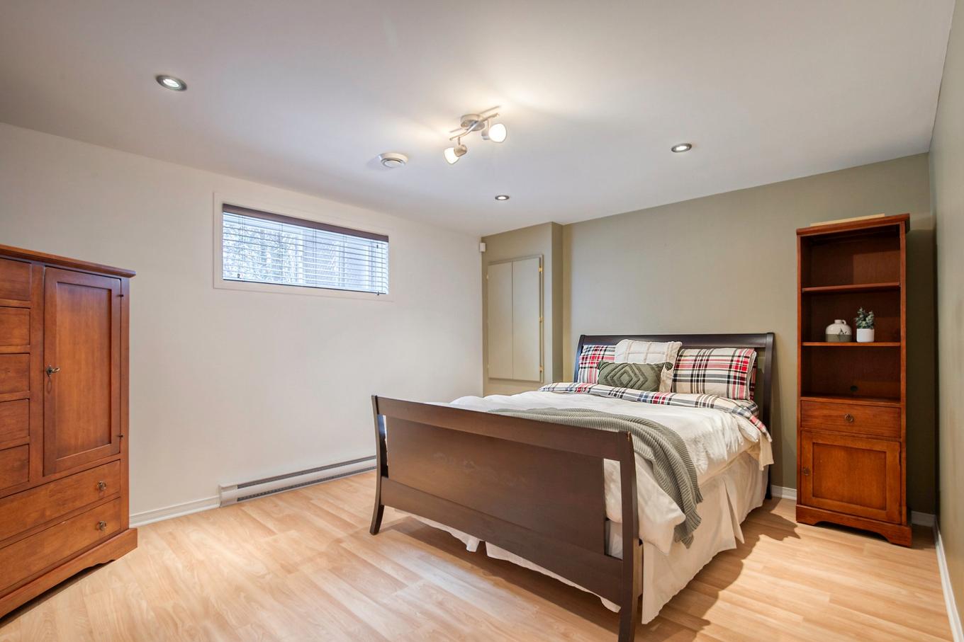 Chambre à coucher - 2470 Rue Patenaude, Longueuil (Saint-Hubert), QC - Indoor Photo Showing Bedroom