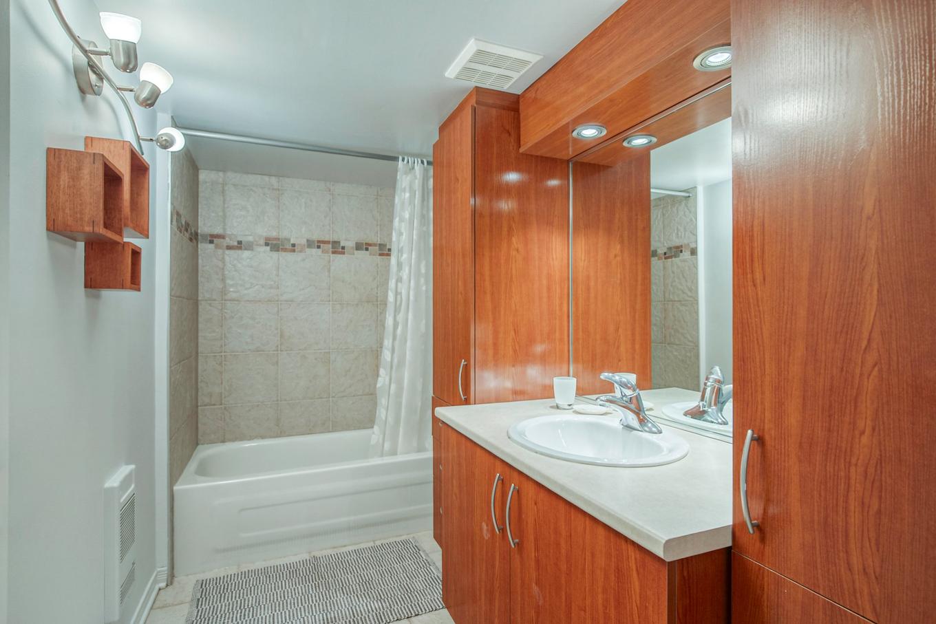 Salle de bains - 2470 Rue Patenaude, Longueuil (Saint-Hubert), QC - Indoor Photo Showing Bathroom