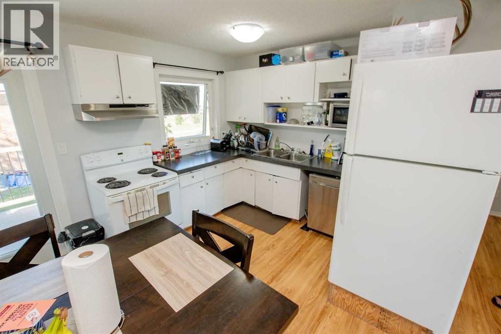 11808 98 Street, Grande Prairie, AB - Indoor Photo Showing Kitchen With Double Sink