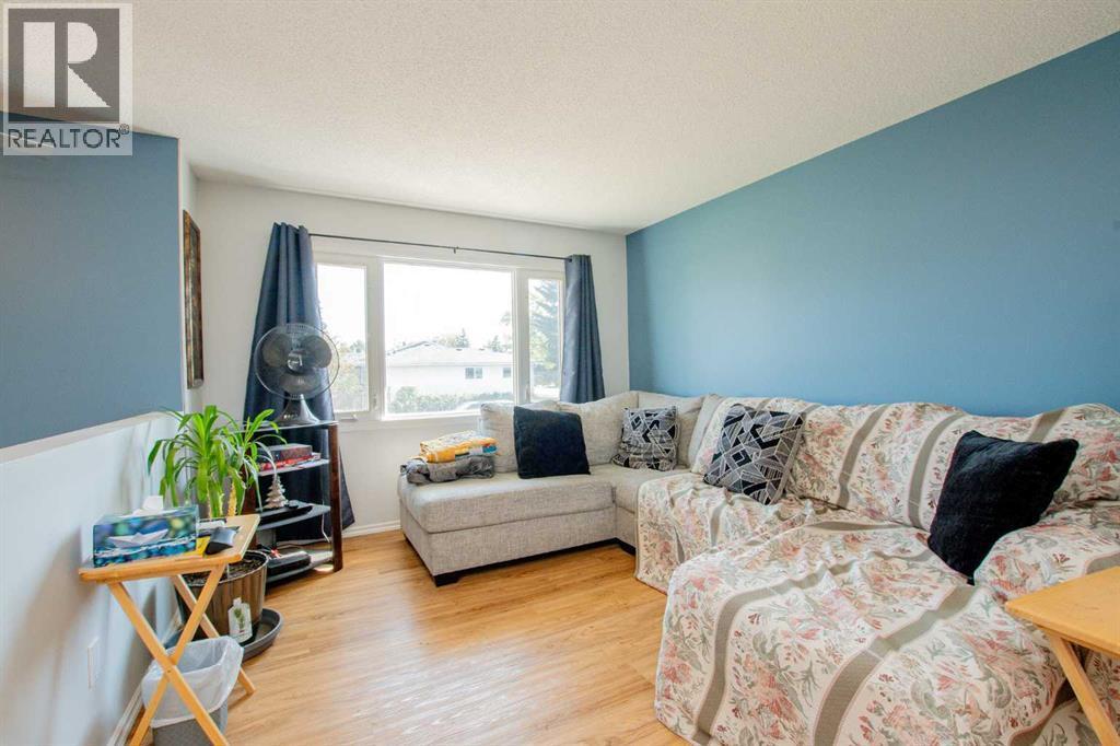 11808 98 Street, Grande Prairie, AB - Indoor Photo Showing Living Room