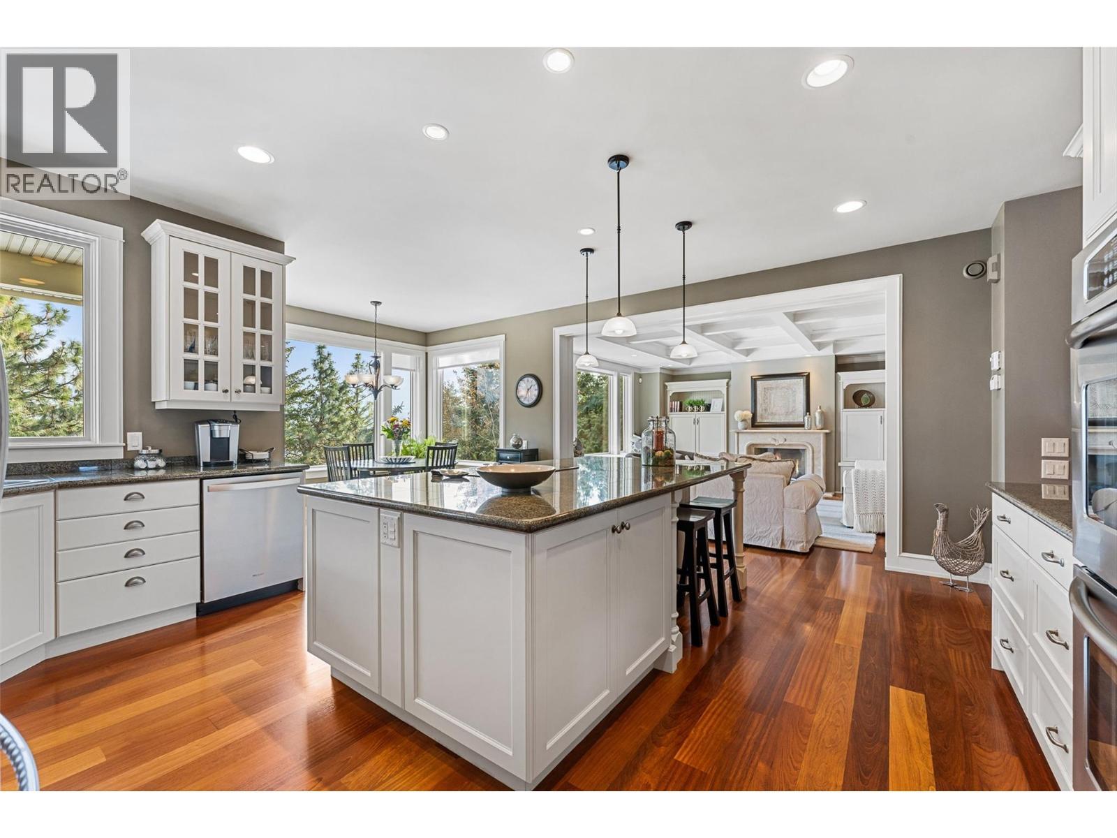 427 Long Ridge Drive, Kelowna, BC - Indoor Photo Showing Kitchen With Upgraded Kitchen