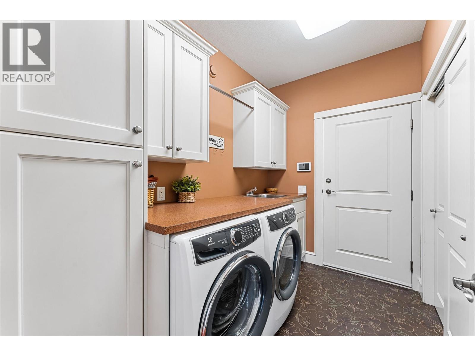 427 Long Ridge Drive, Kelowna, BC - Indoor Photo Showing Laundry Room