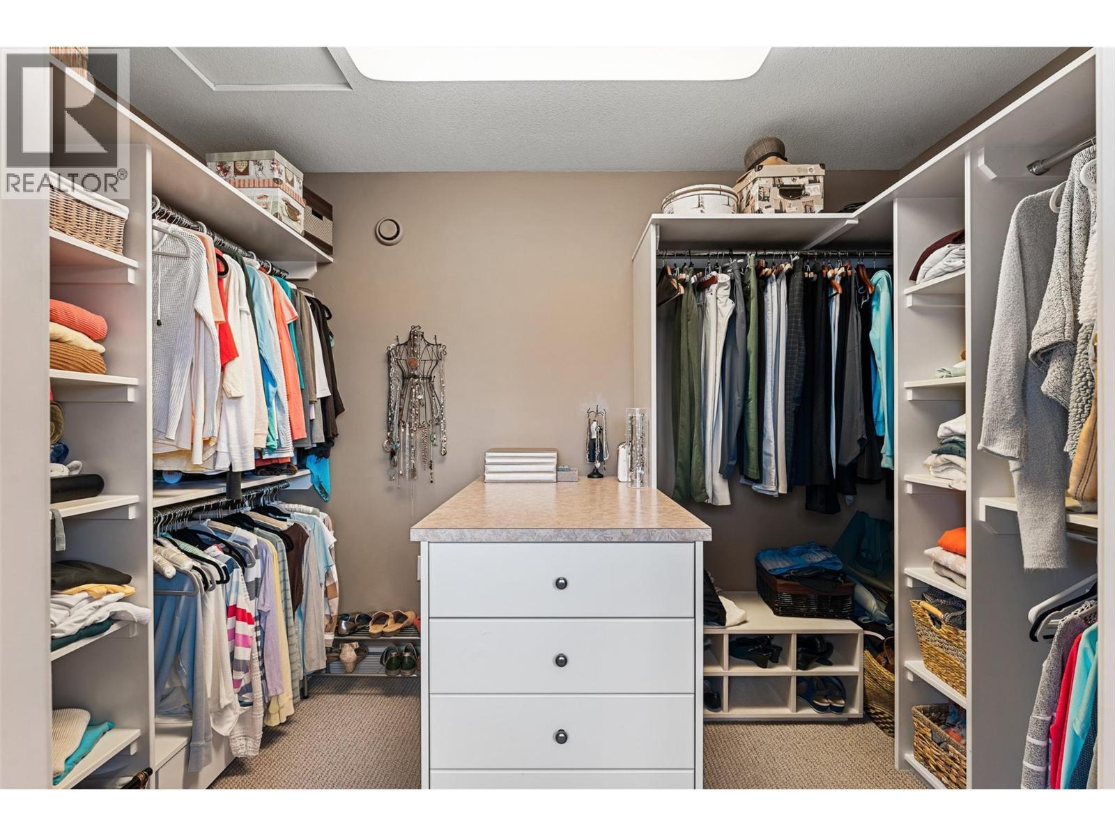 427 Long Ridge Drive, Kelowna, BC - Indoor With Storage