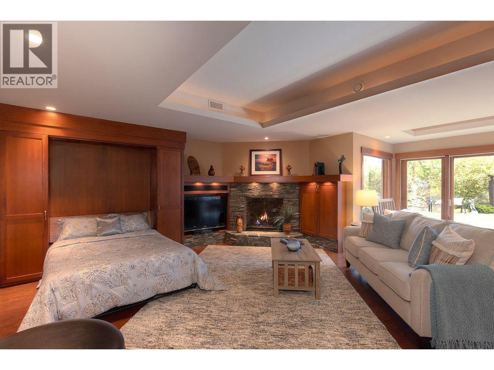 427 Long Ridge Drive, Kelowna, BC - Indoor Photo Showing Living Room With Fireplace