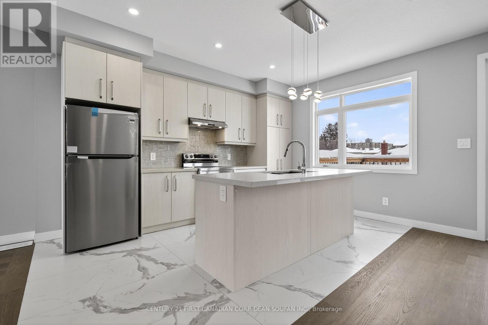 18 - 349 Southdale Road E, London South (South W), ON - Indoor Photo Showing Kitchen With Upgraded Kitchen