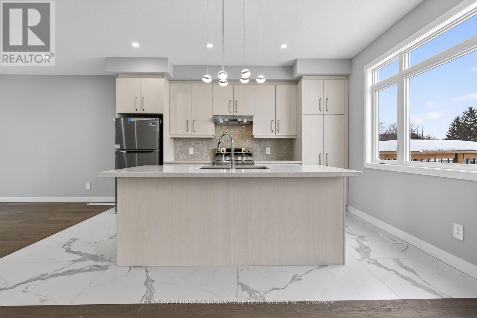 18 - 349 Southdale Road E, London South (South W), ON - Indoor Photo Showing Kitchen With Upgraded Kitchen