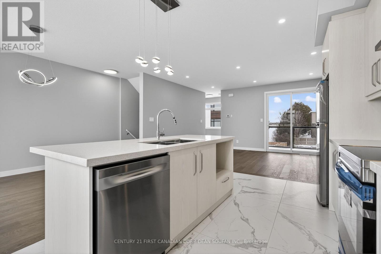 18 - 349 Southdale Road E, London South (South W), ON - Indoor Photo Showing Kitchen With Upgraded Kitchen