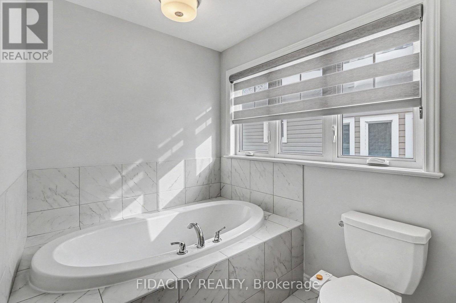 919 Antonio Farley Street, Ottawa, ON - Indoor Photo Showing Bathroom