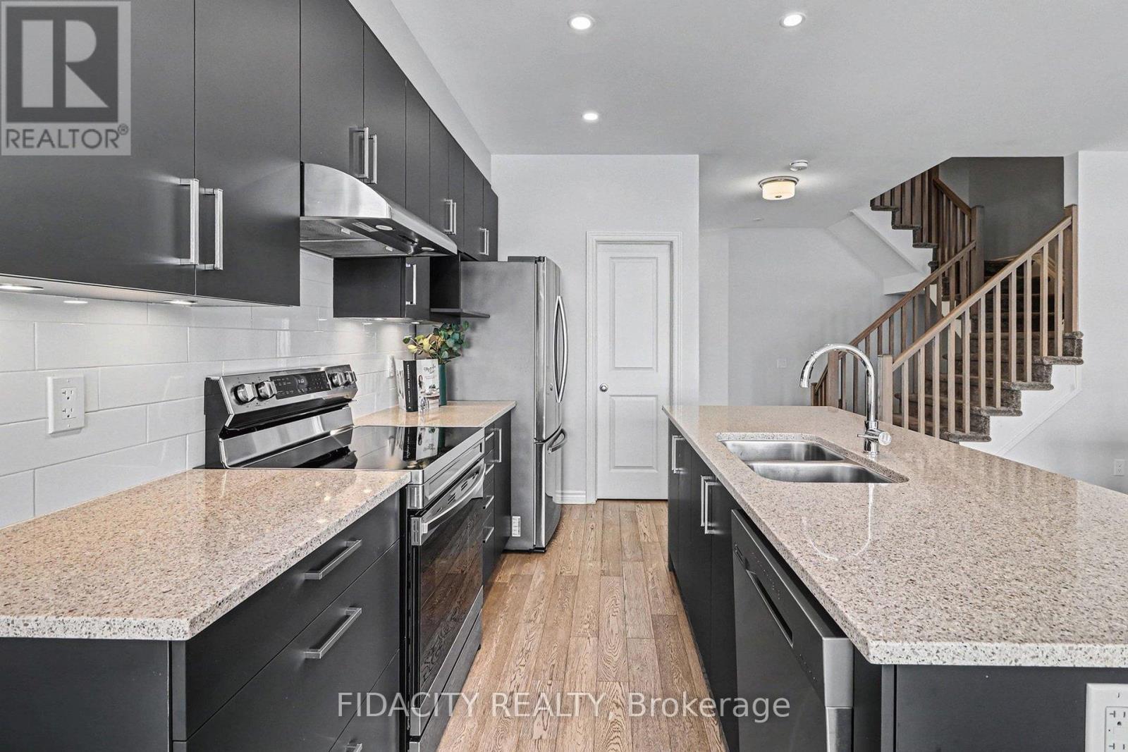 919 Antonio Farley Street, Ottawa, ON - Indoor Photo Showing Kitchen With Stainless Steel Kitchen With Double Sink With Upgraded Kitchen