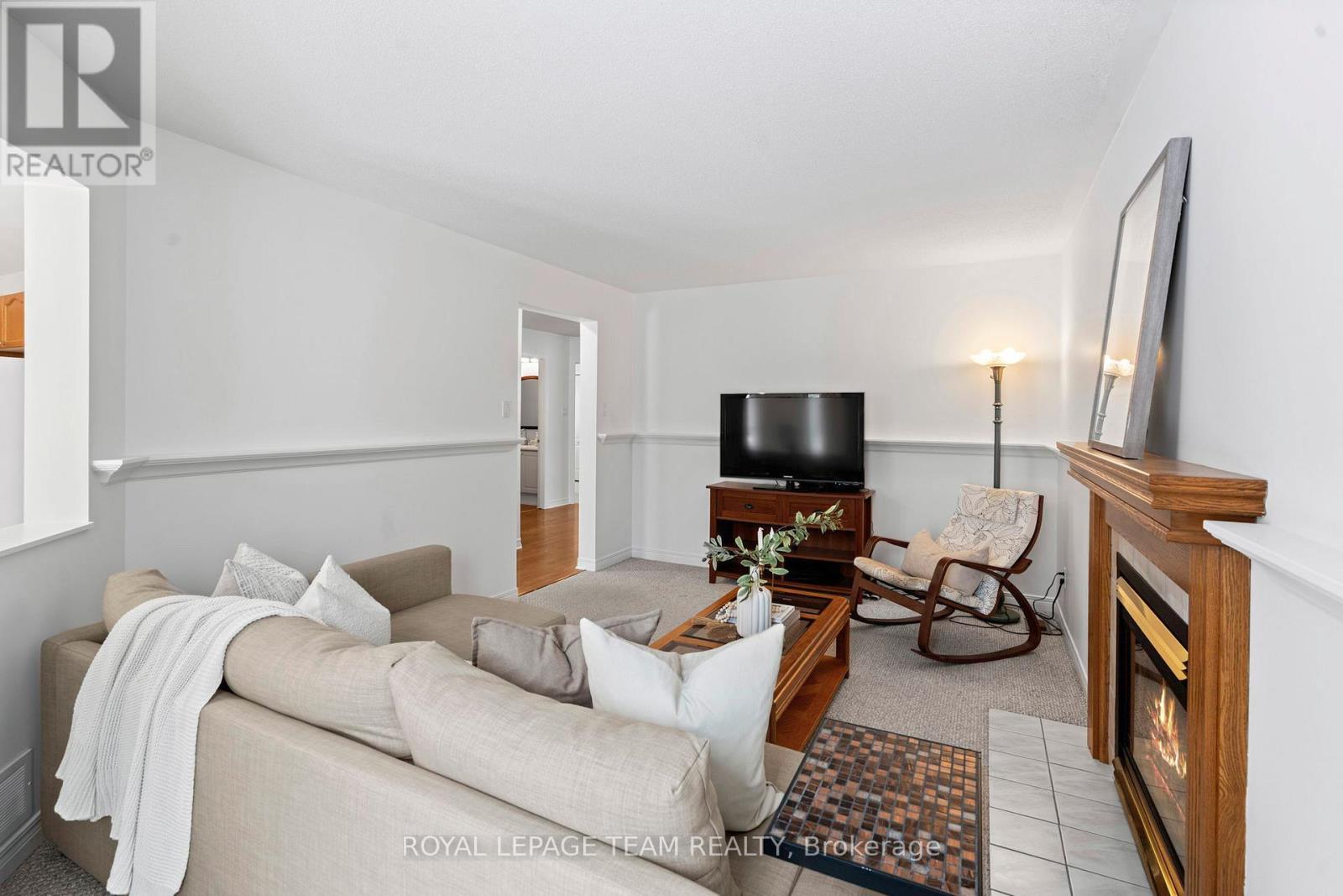 27 Avonmore Crescent, Ottawa, ON - Indoor Photo Showing Living Room