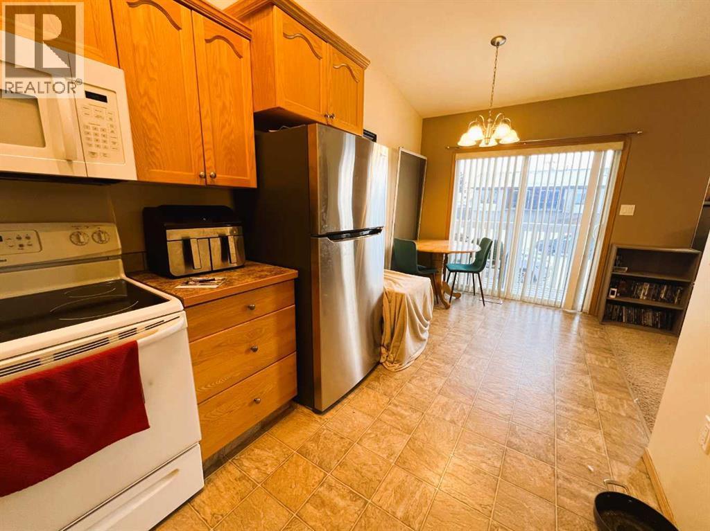 492 Hilton Crescent Ne, Medicine Hat, AB - Indoor Photo Showing Kitchen