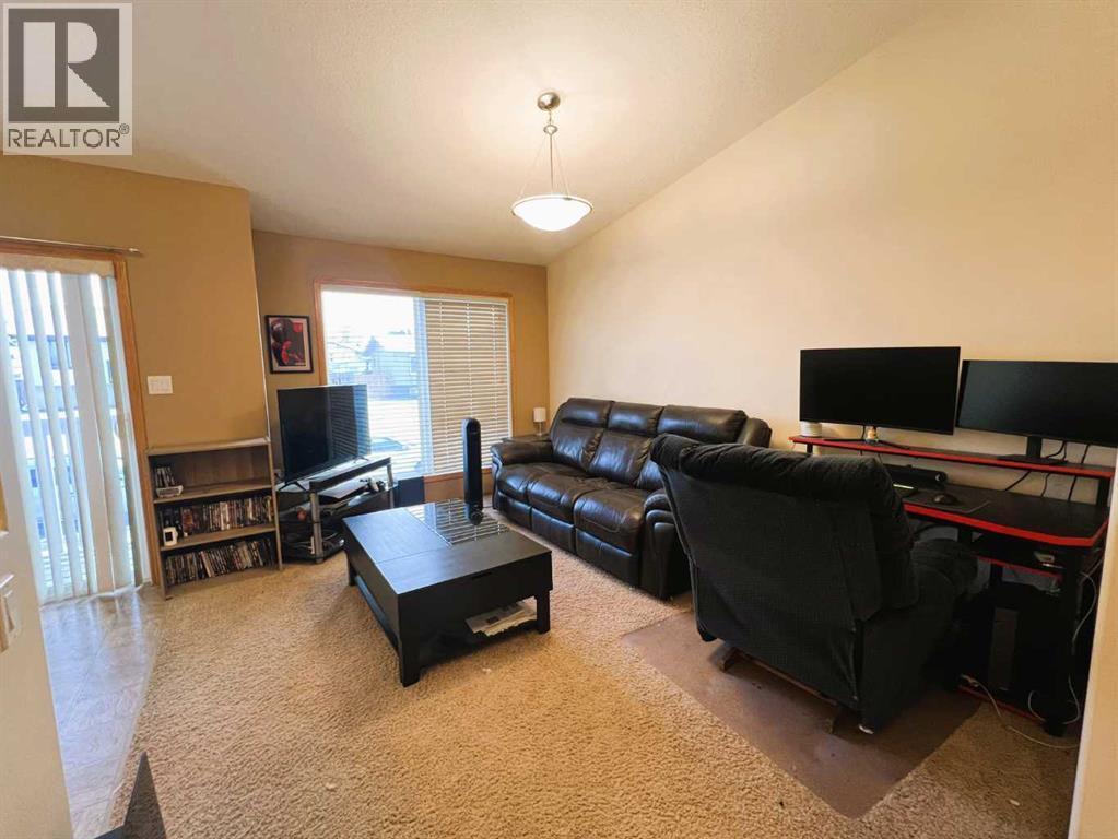 492 Hilton Crescent Ne, Medicine Hat, AB - Indoor Photo Showing Living Room