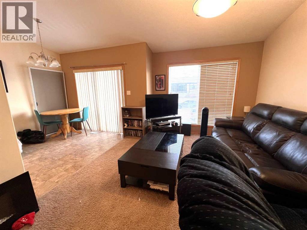 492 Hilton Crescent Ne, Medicine Hat, AB - Indoor Photo Showing Living Room
