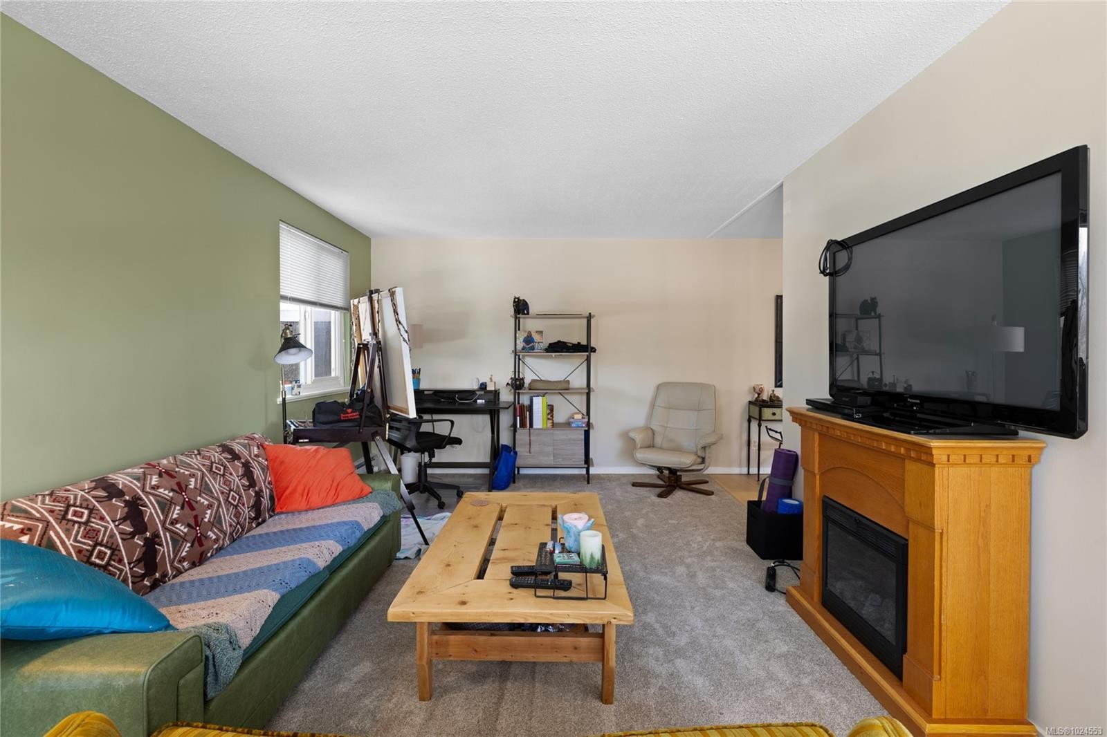 5201-999 Bowen Rd, Nanaimo, BC - Indoor Photo Showing Living Room With Fireplace