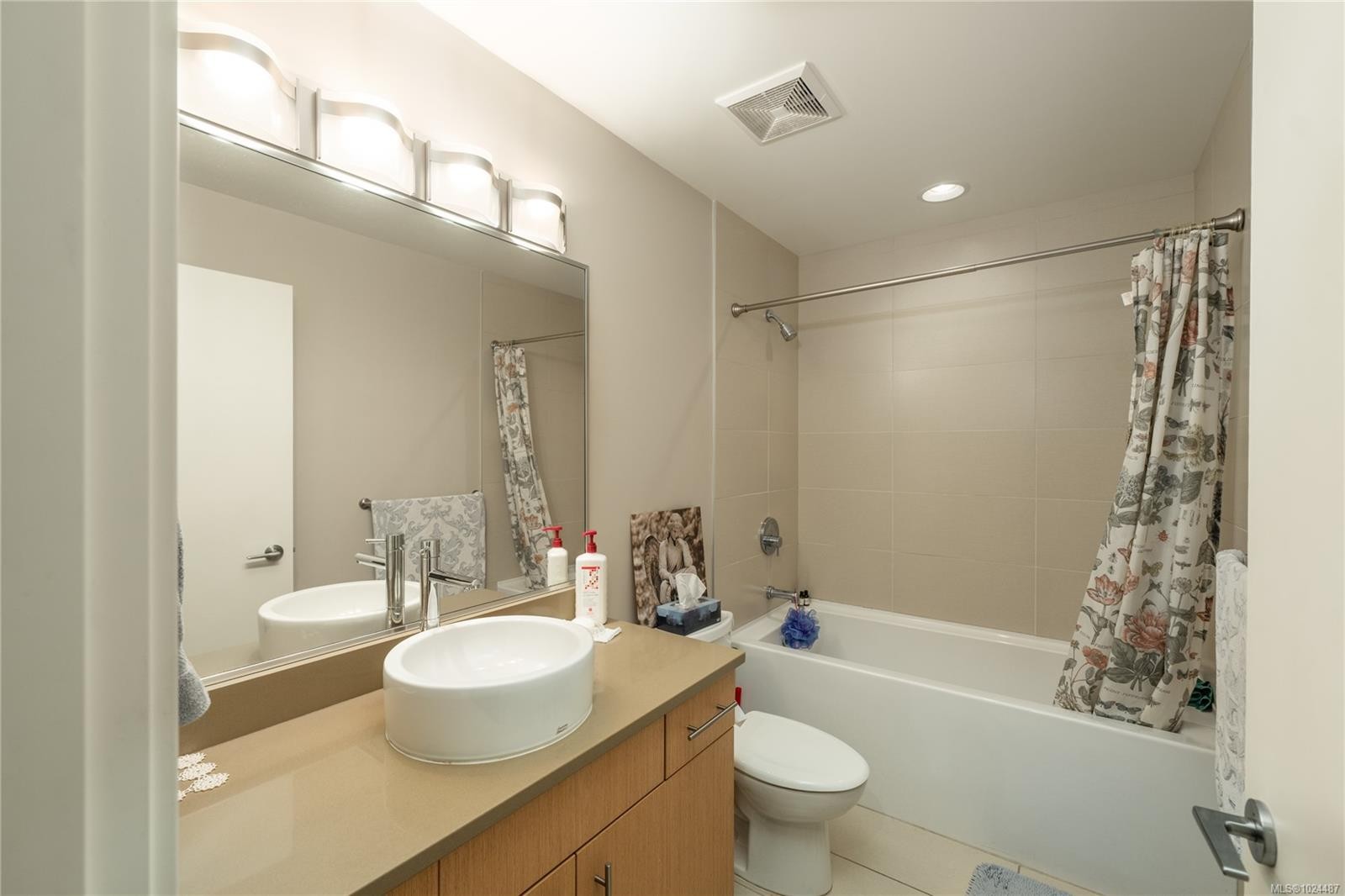 103-4529 West Saanich Rd, Saanich, BC - Indoor Photo Showing Bathroom