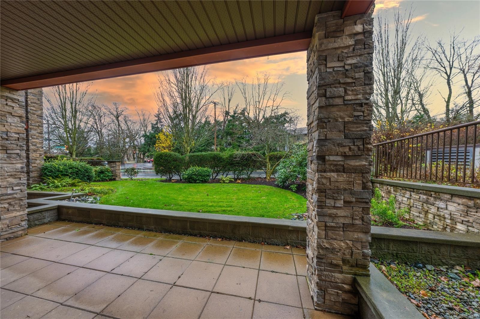103-4529 West Saanich Rd, Saanich, BC - Outdoor
