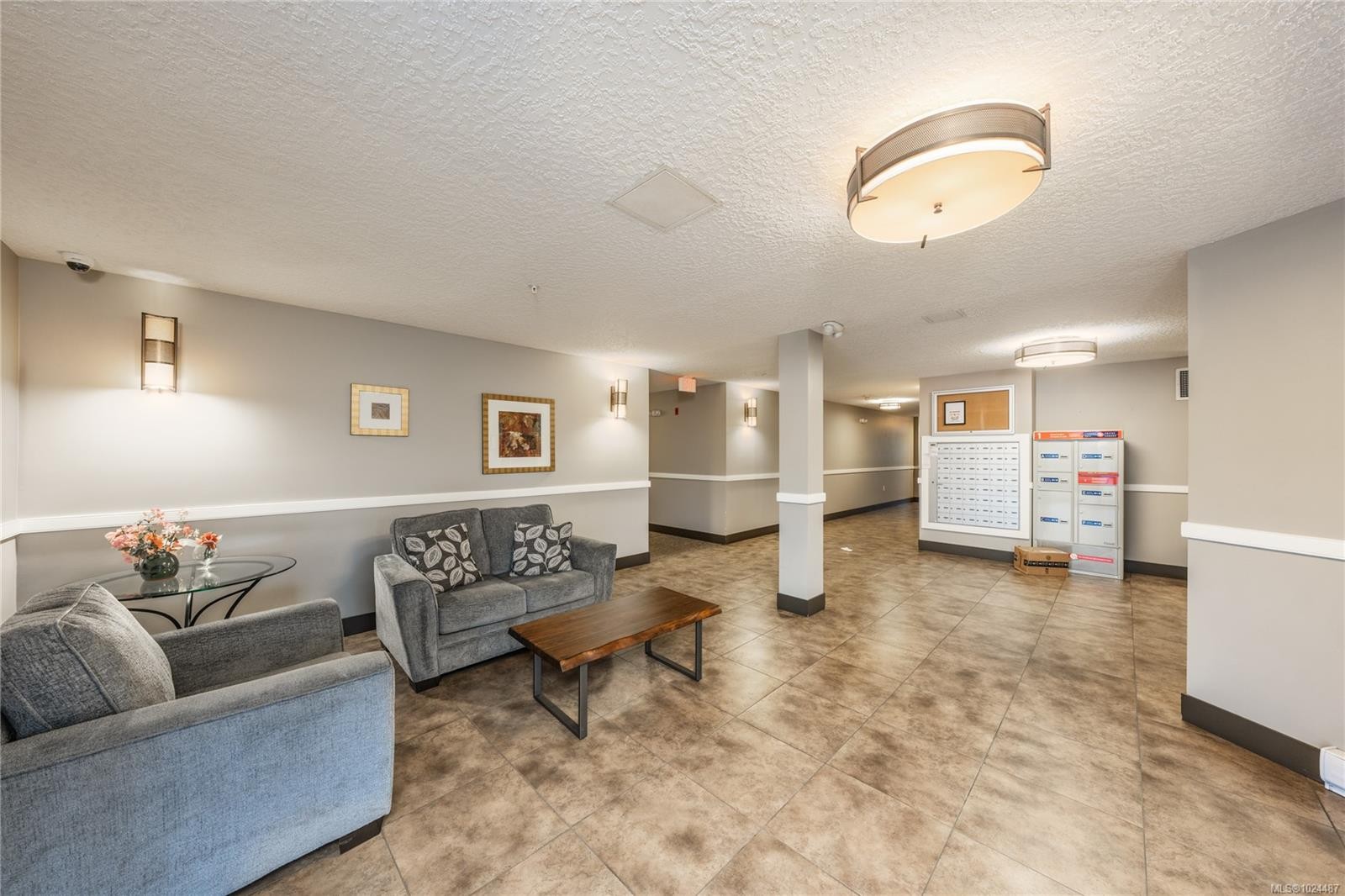 103-4529 West Saanich Rd, Saanich, BC - Indoor Photo Showing Living Room