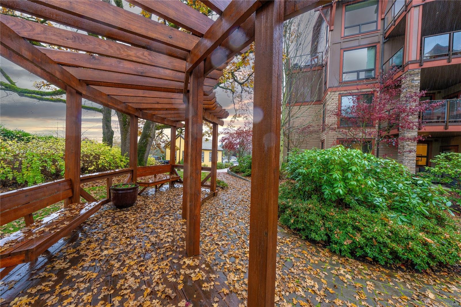 103-4529 West Saanich Rd, Saanich, BC - Outdoor