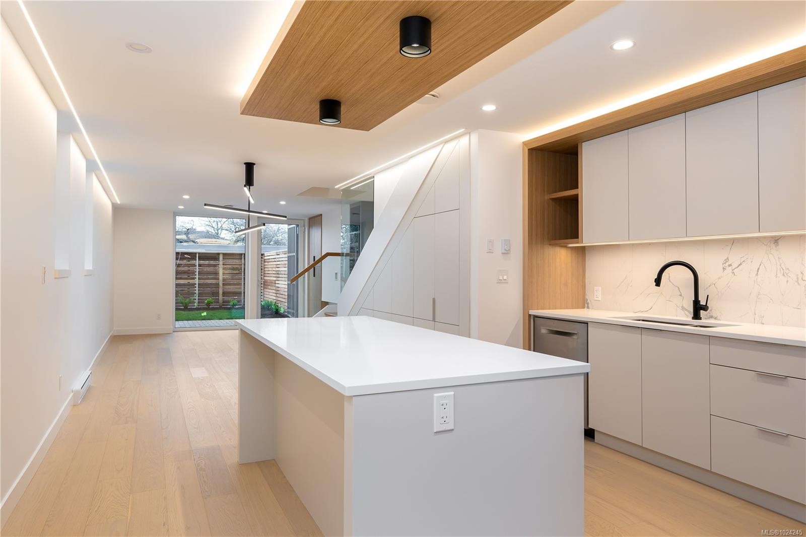 1-1417 May St, Victoria, BC