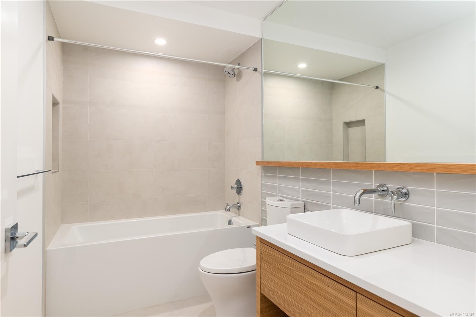 1-1417 May St, Victoria, BC