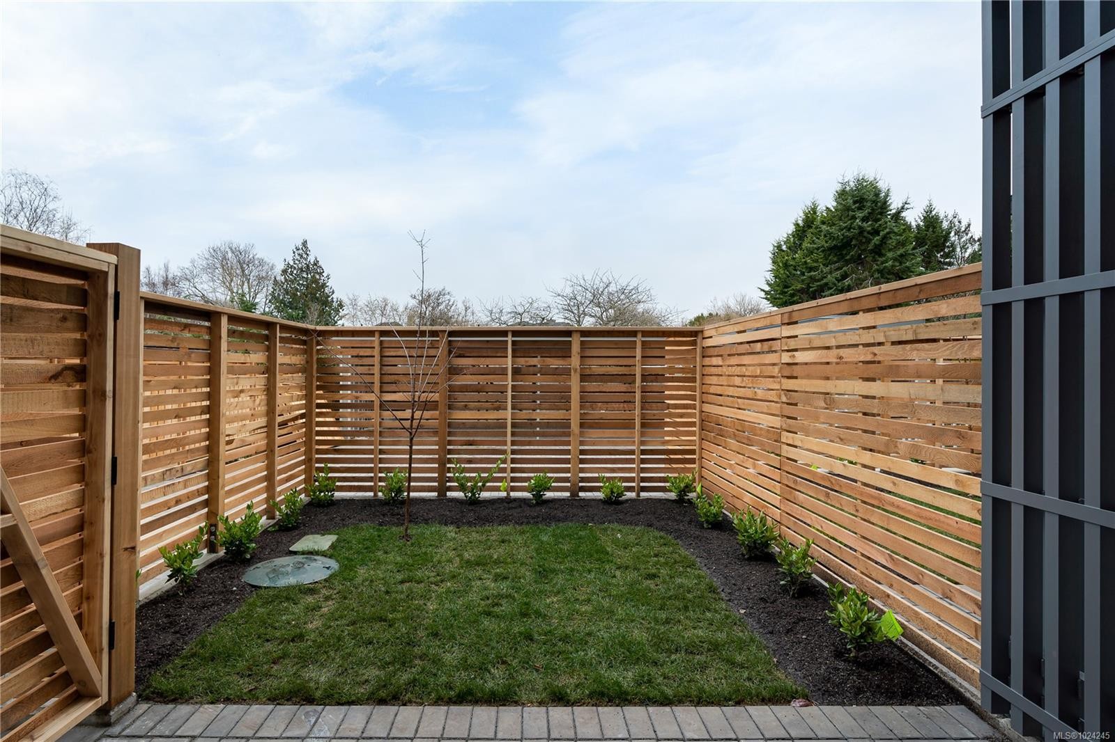 1-1417 May St, Victoria, BC