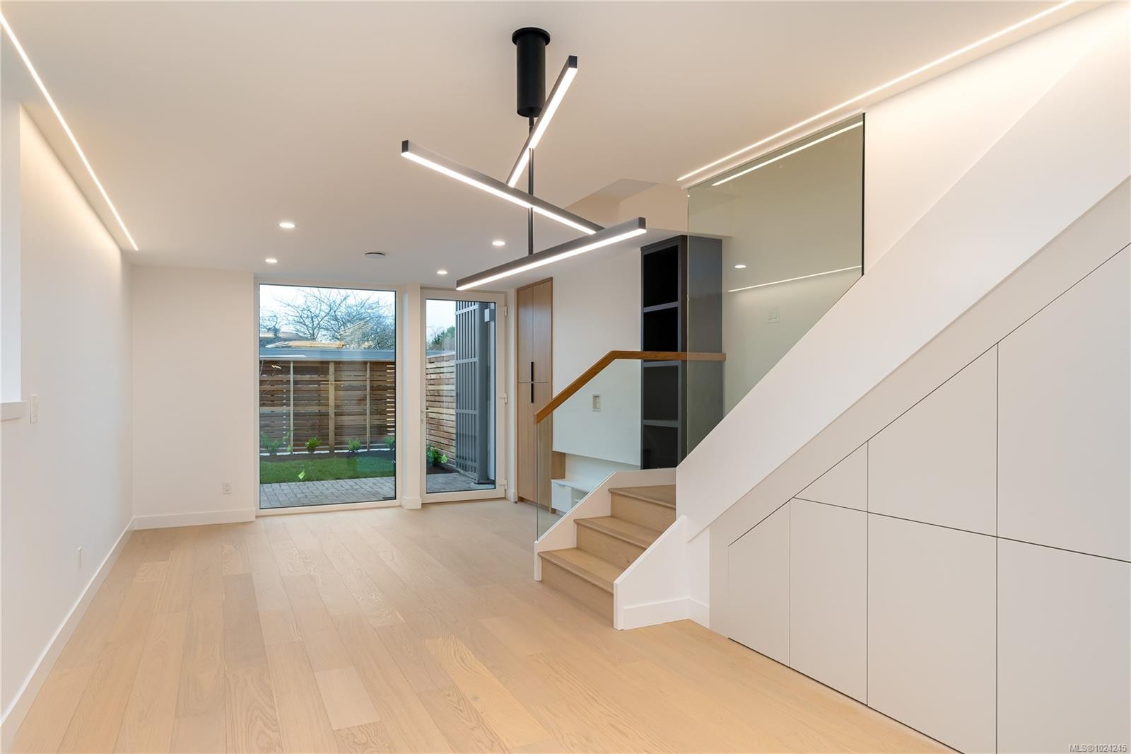 1-1417 May St, Victoria, BC