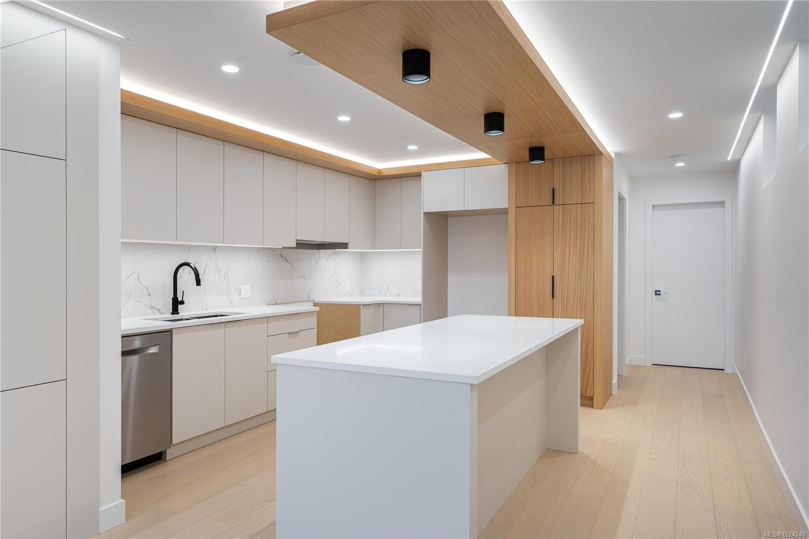 1-1417 May St, Victoria, BC