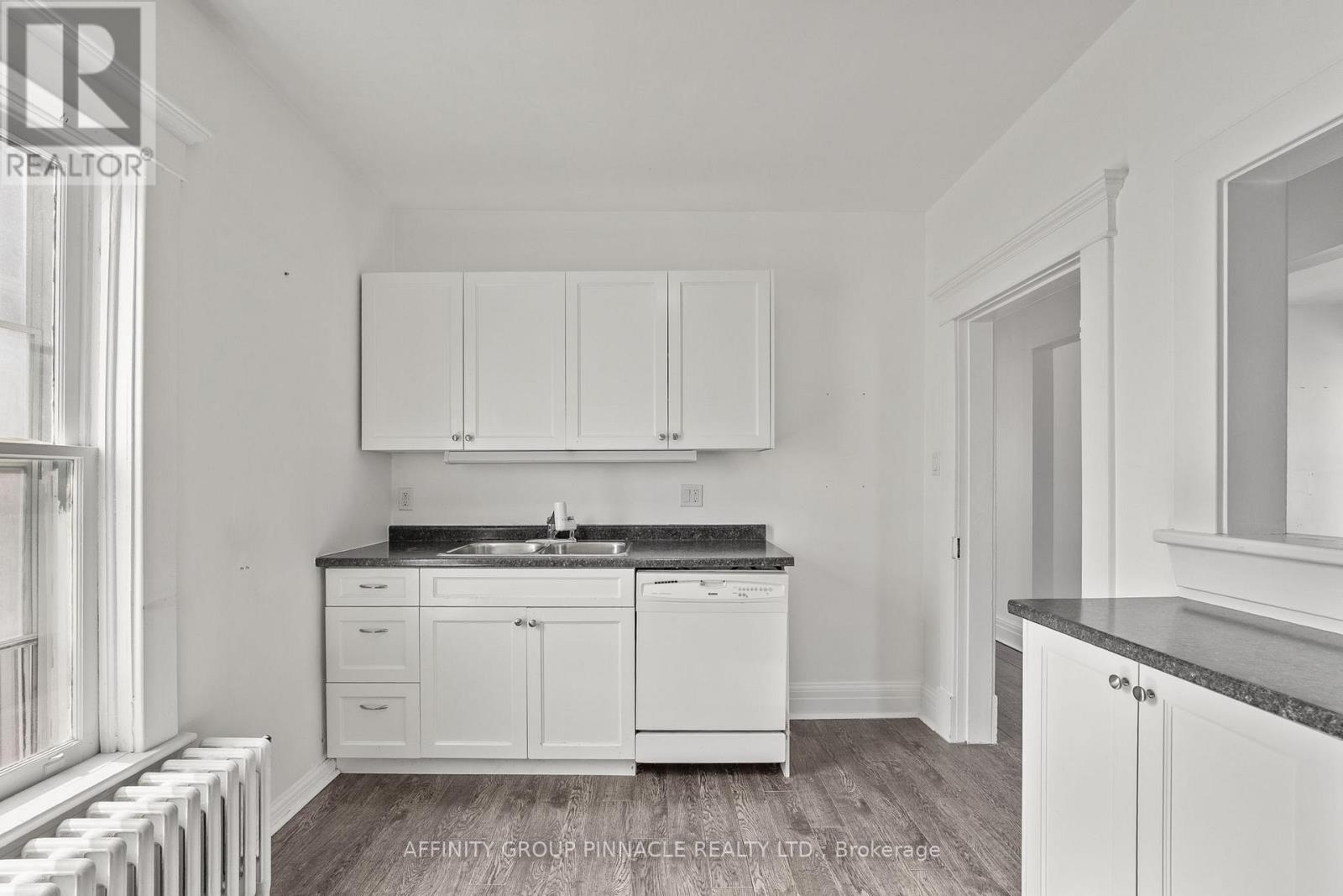255 Kent Street W, Kawartha Lakes (Lindsay), ON - Indoor Photo Showing Kitchen With Double Sink