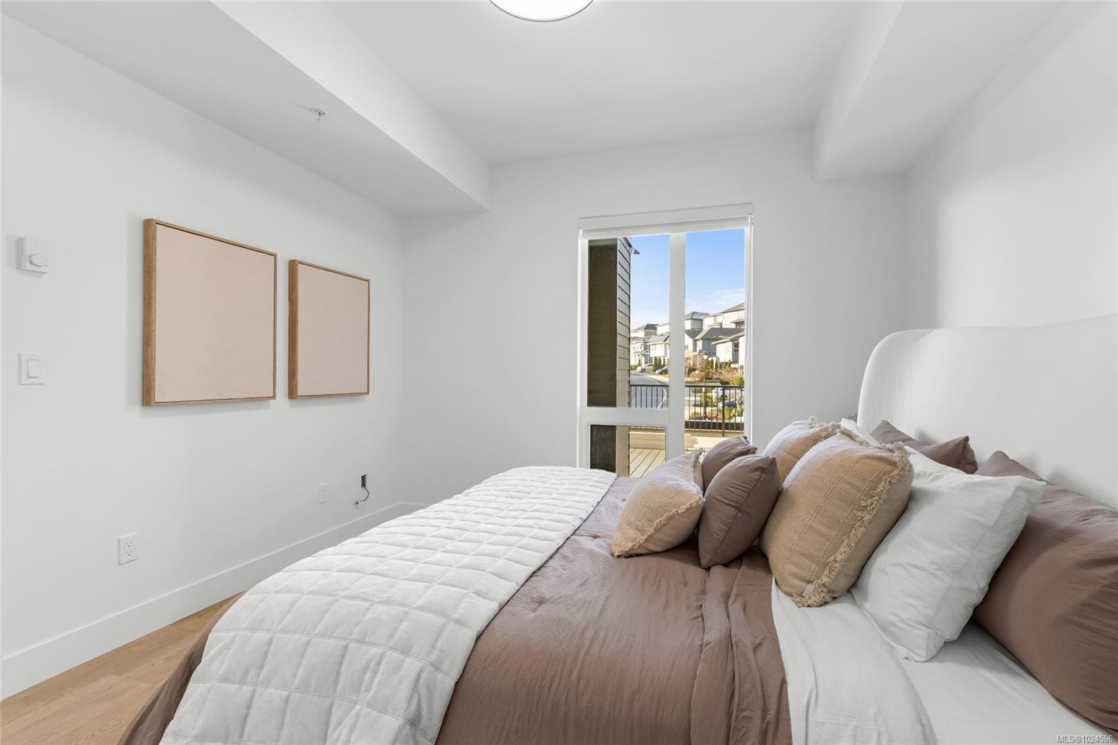 103-2341 Bear Mountain Pkwy, Langford, BC - Indoor Photo Showing Bedroom