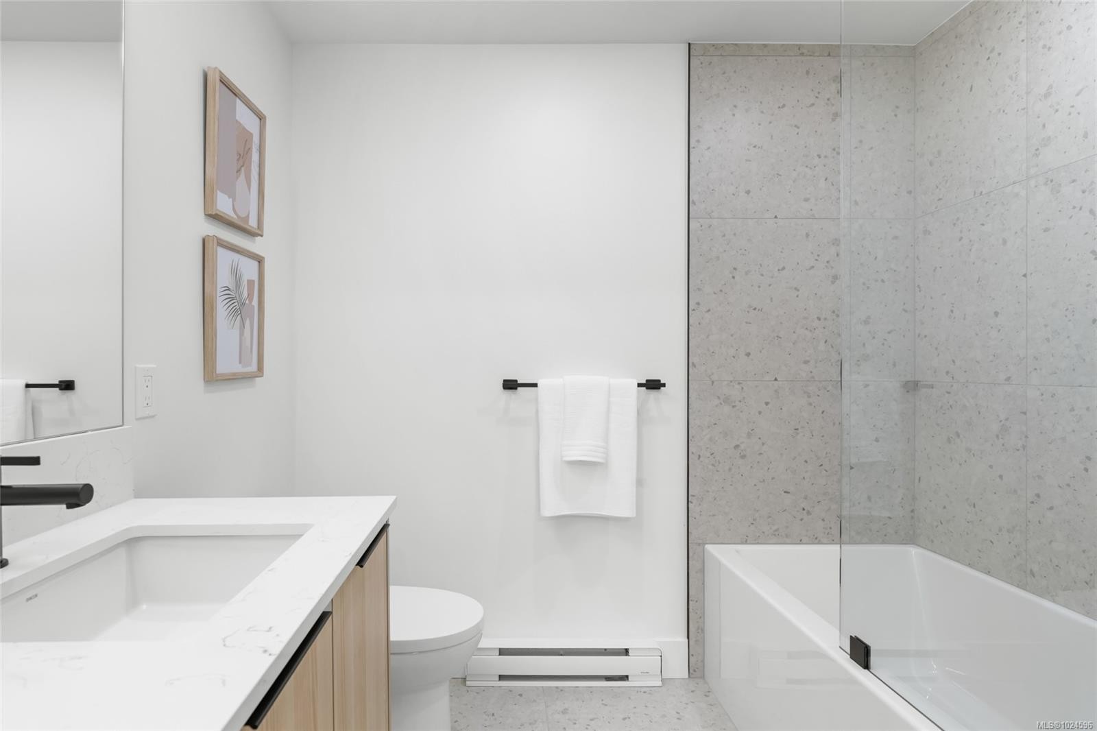 103-2341 Bear Mountain Pkwy, Langford, BC - Indoor Photo Showing Bathroom