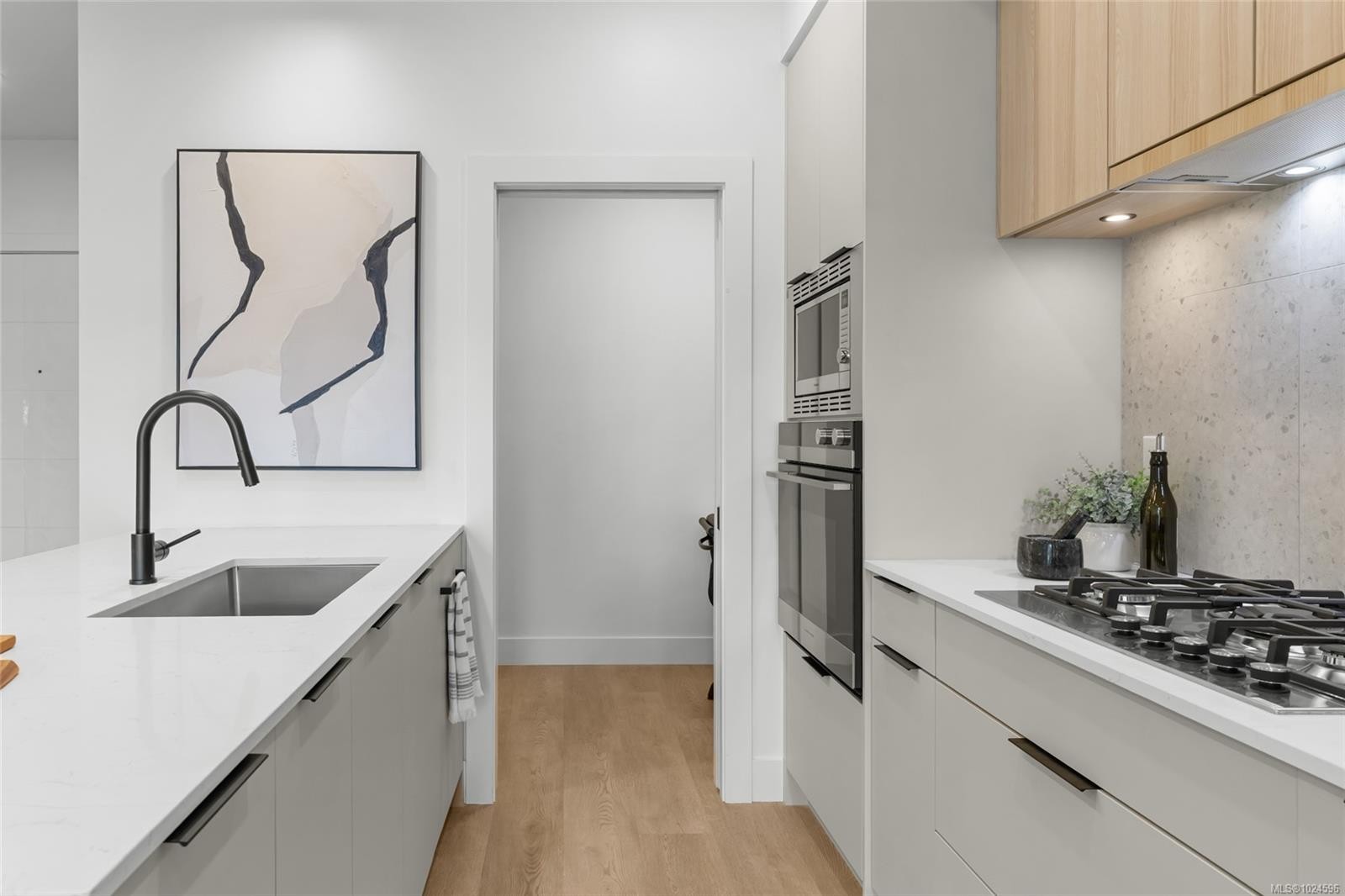 103-2341 Bear Mountain Pkwy, Langford, BC - Indoor Photo Showing Kitchen